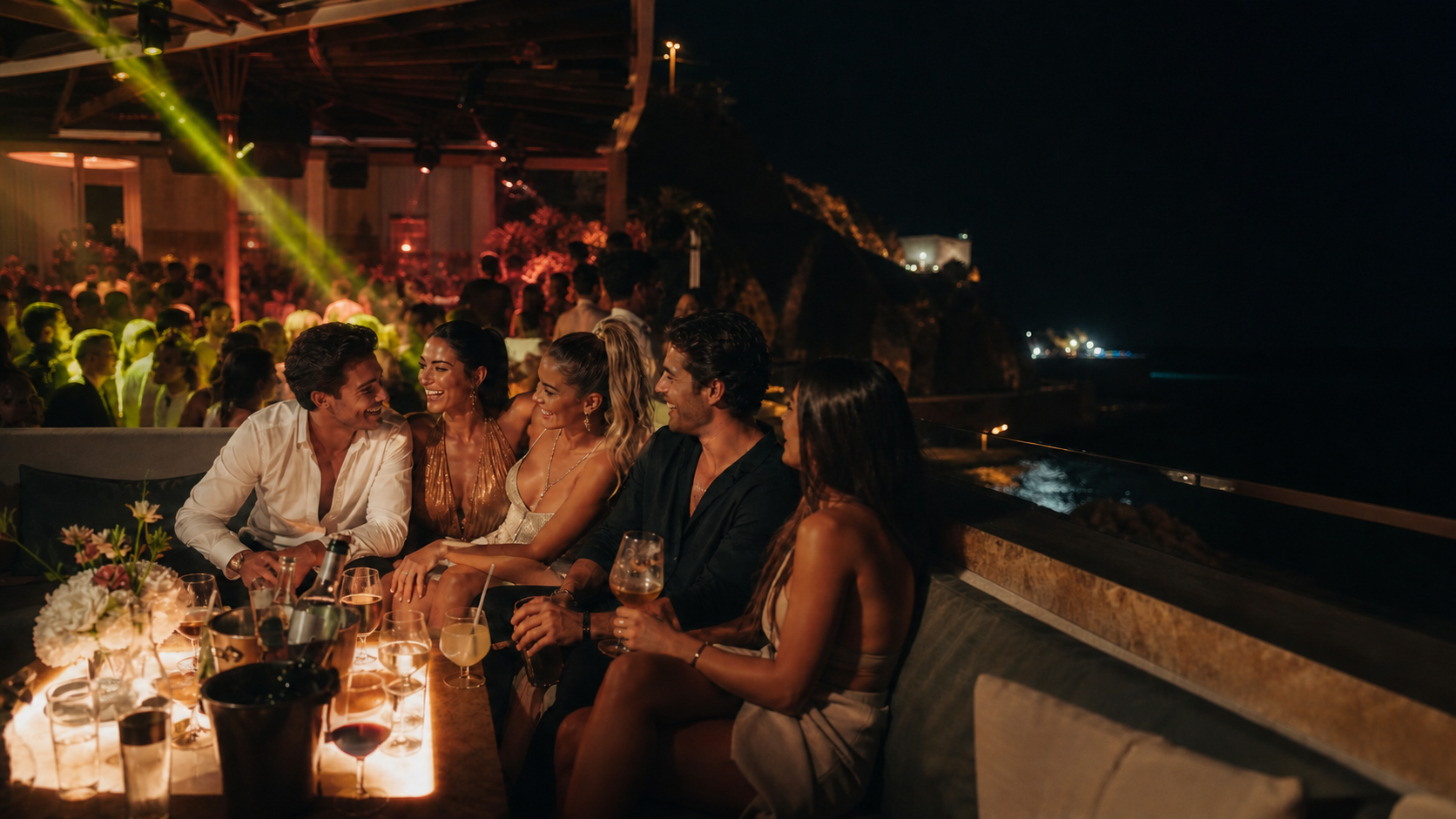 Grupo de amigos en una mesa VIP junto al mar